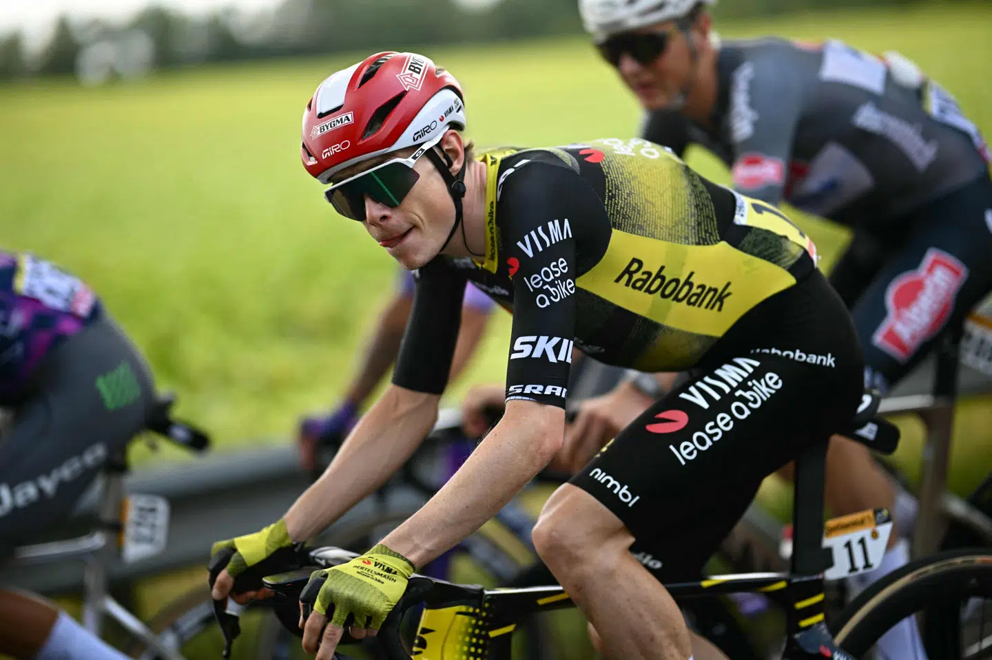 Jonas Vingegaard måtte for en kort stund selv på arbejde på den første del af søndagens etape i Tour de France. (Arkivfoto).
