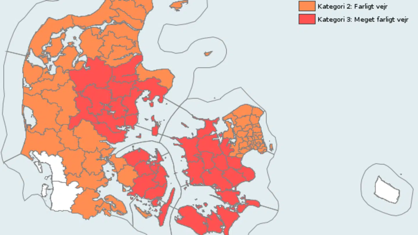 Mandag byttes parasollerne ud med paraplyer.