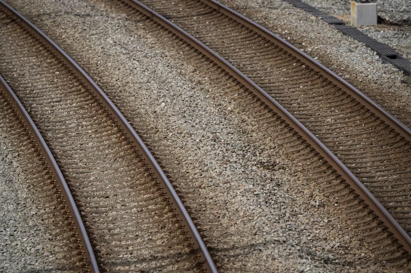 Banedanmark arbejder mandag på at udbedre fejl på en køreledning på Kystbanen. (Arkivfoto).