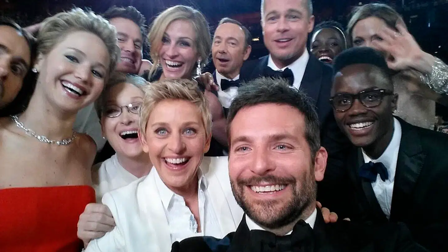 Ellen DeGeneres var vært ved Oscar-showet i 2014, hvor hun tog denne legendariske selfie. For første gang fortæller Ellen DeGeneres åbent, hvorfor hun og hustruen Portia de Rossi har slået sig permanent ned i Storbritannien.