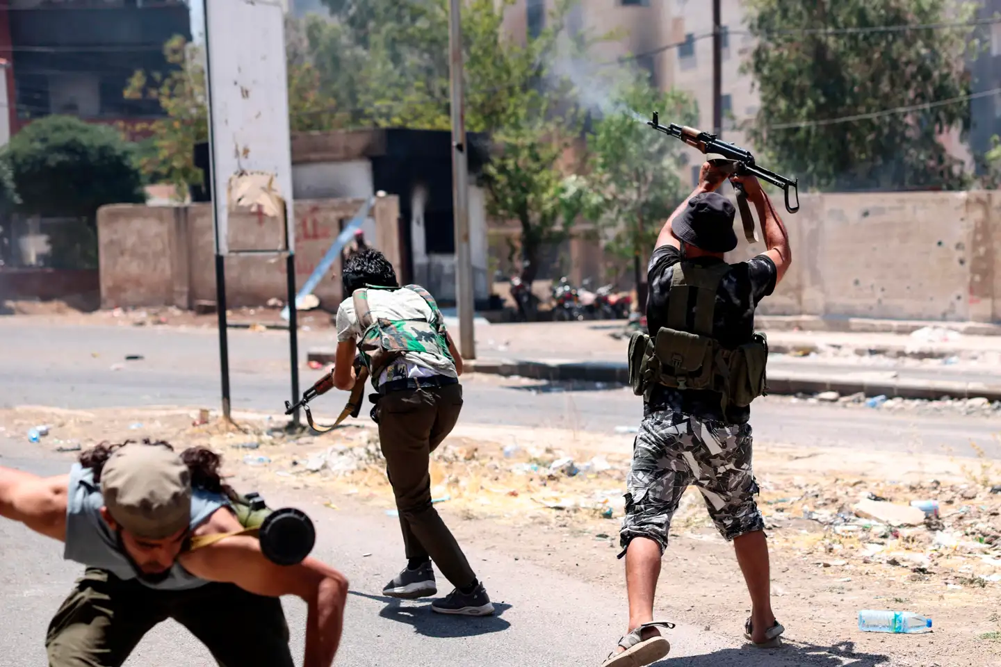 Medlemmer af sunnimuslimske stammemilitser under kampe med drusiske militser i Suwayda. Ifølge øjenvidner og menneskeretsorganisationer begik militserne en lang række drab på drusiske civile i byen.