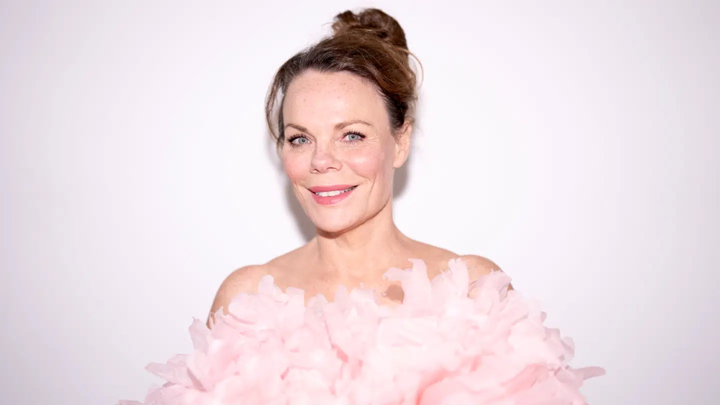 Ditte Okman er sladderekspert og har blandt andet lavet 'Sladderhistorie'-serien om emnet for DR. Til daglig er hun vært på den mangeårige populære podcast 'Det vi taler om'.