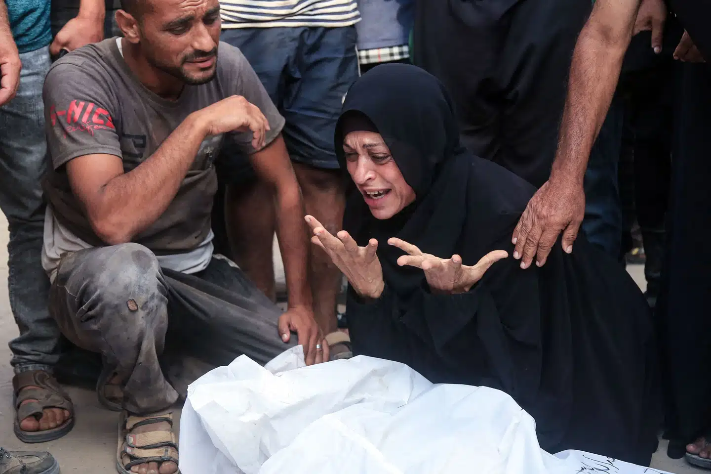 En palæstinensisk kvinde sørger over en mand, der blev dræbt ved et maduddelingssted i Gaza.