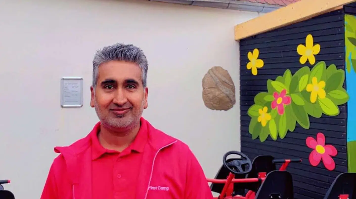 Yasar Nazir er destinationschef på Hasmark Strand Camping Fyn og fortæller, at der er en plan for gæsterne, hvis regnen pludselig siler ned.