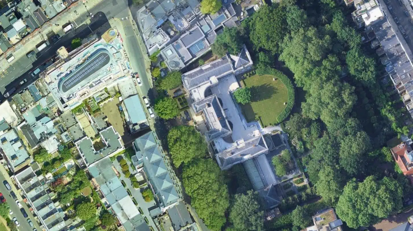 Boligen ligger i velhaverkvarteret Chelsea i det sydvestlige London.