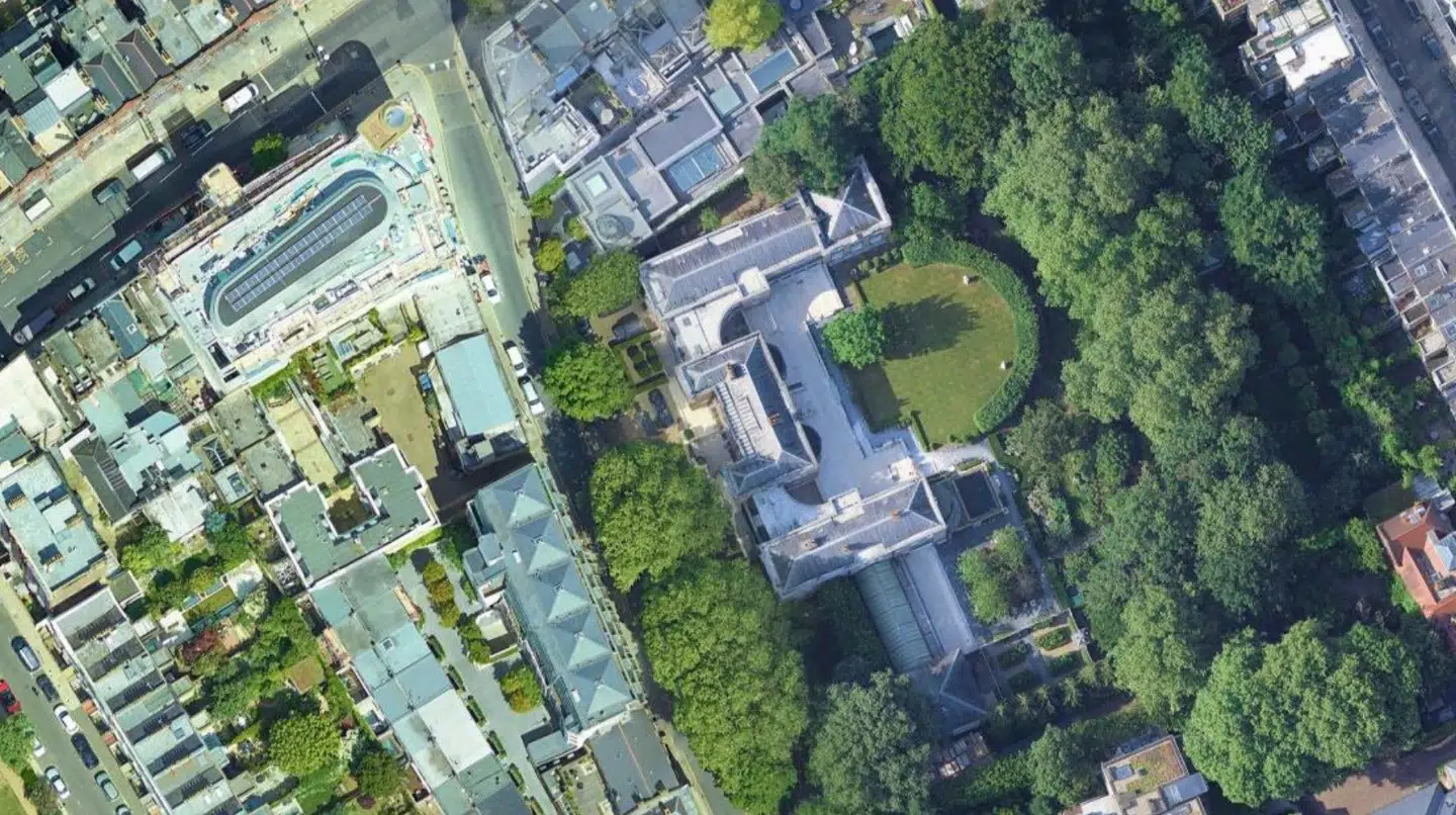 Boligen ligger i velhaverkvarteret Chelsea i det sydvestlige London.