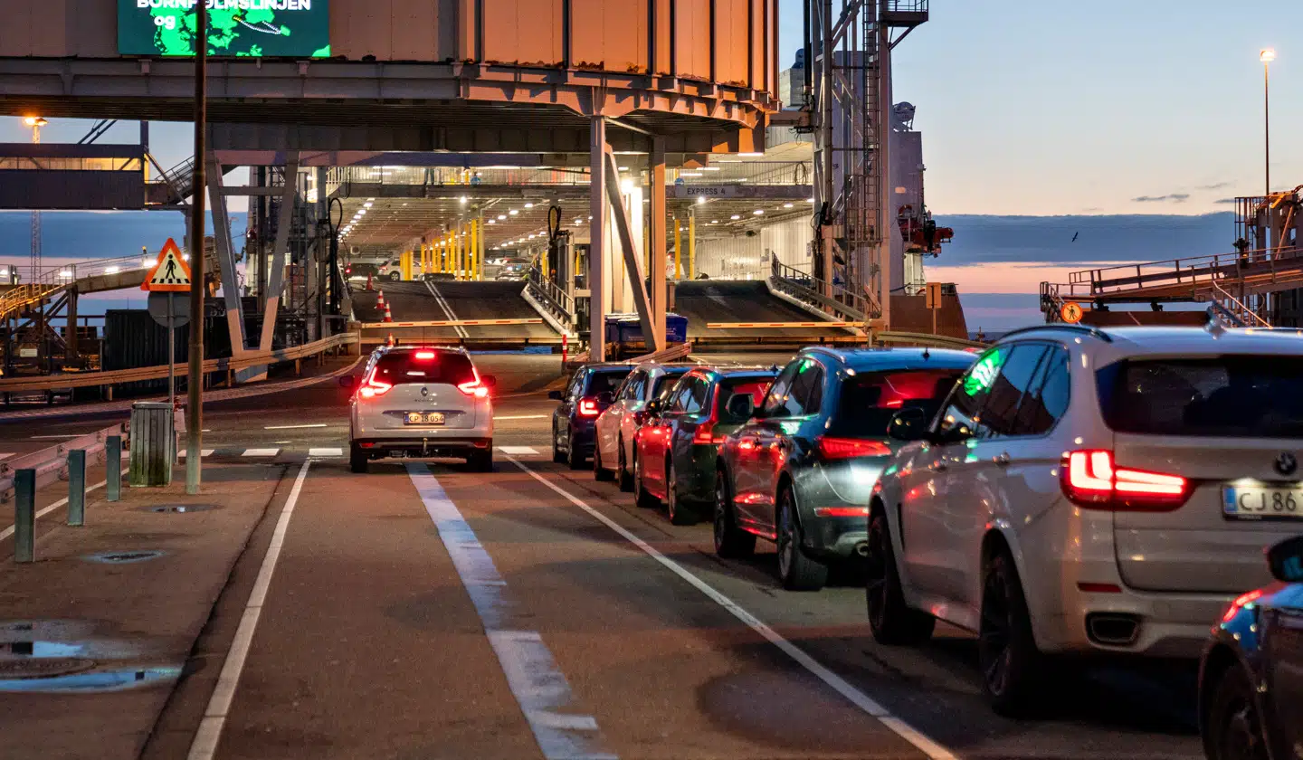 Bilister gør klar til at køre ombord på Molslinjens færge Express 4 tilbage i december 2019. Nu har Molslinjen bestilt nye elektriske færger til ruten.