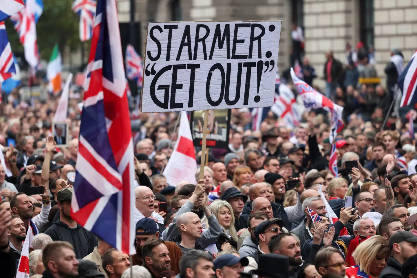 På den britiske højrefløj opstod der hurtigt protester mod Keir Starmer, der blev den første Labour-premierminister i 14 år.