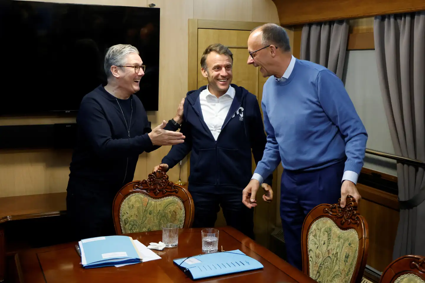 Storbritannien, Frankrig og Tyskland – den styrkede magtakse i Europa – begyndte at bygge en ny europæisk sikkerhedsarkitektur, der kan stå på egne ben, da de i maj mødtes i et nattog mod Ukraine.