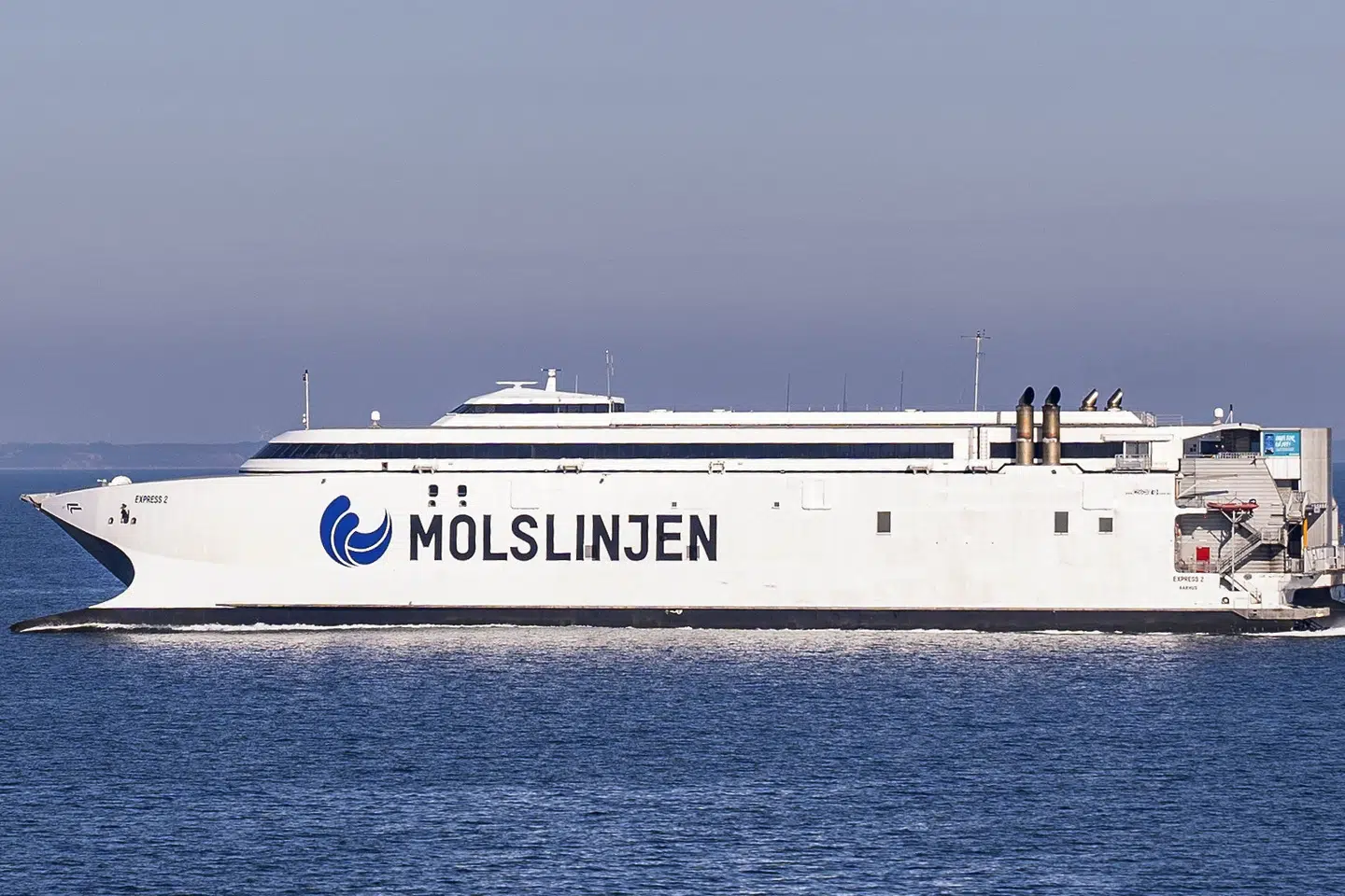 De dieseldrevne katamaranfærger, der benyttes på Molslinjens færger mellem Jylland og Sjælland i dag, skal om nogle år erstattes af eldrevne færger. (Arkivfoto).