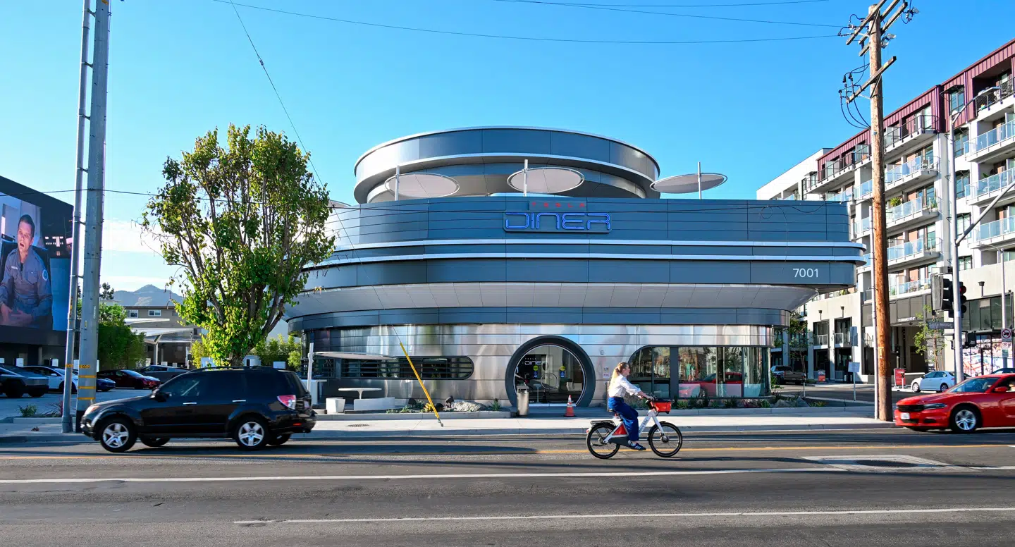 Mandag åbnede Elon Musks Tesla-Diner i det centrale Hollywood. Her kunne man bestille Tesla-burgere og få serveret popcorn af robotter.