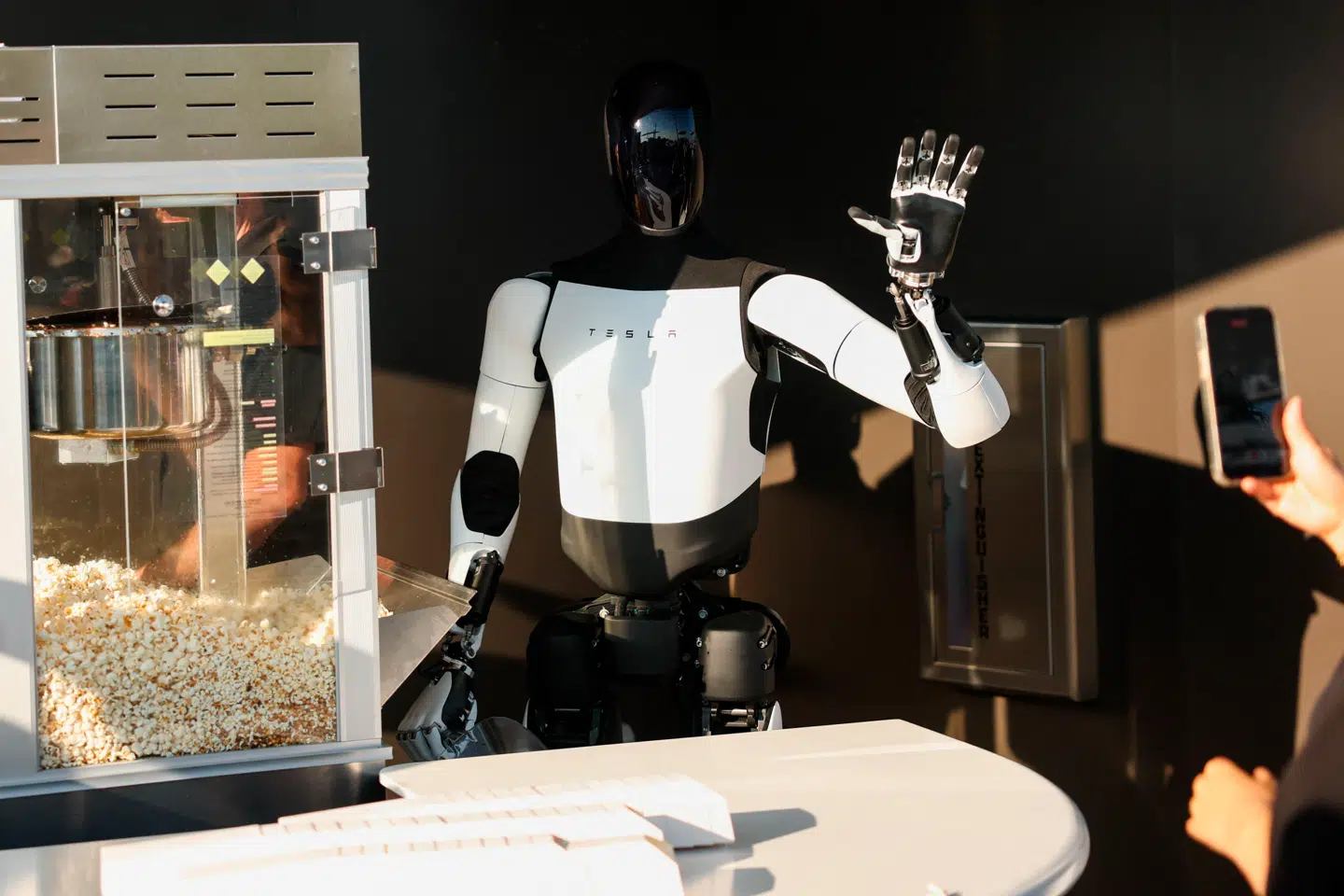 En Tesla Optimus-robot serverede popcorn under stor opmærksomhed fra de fremmødte gæster.