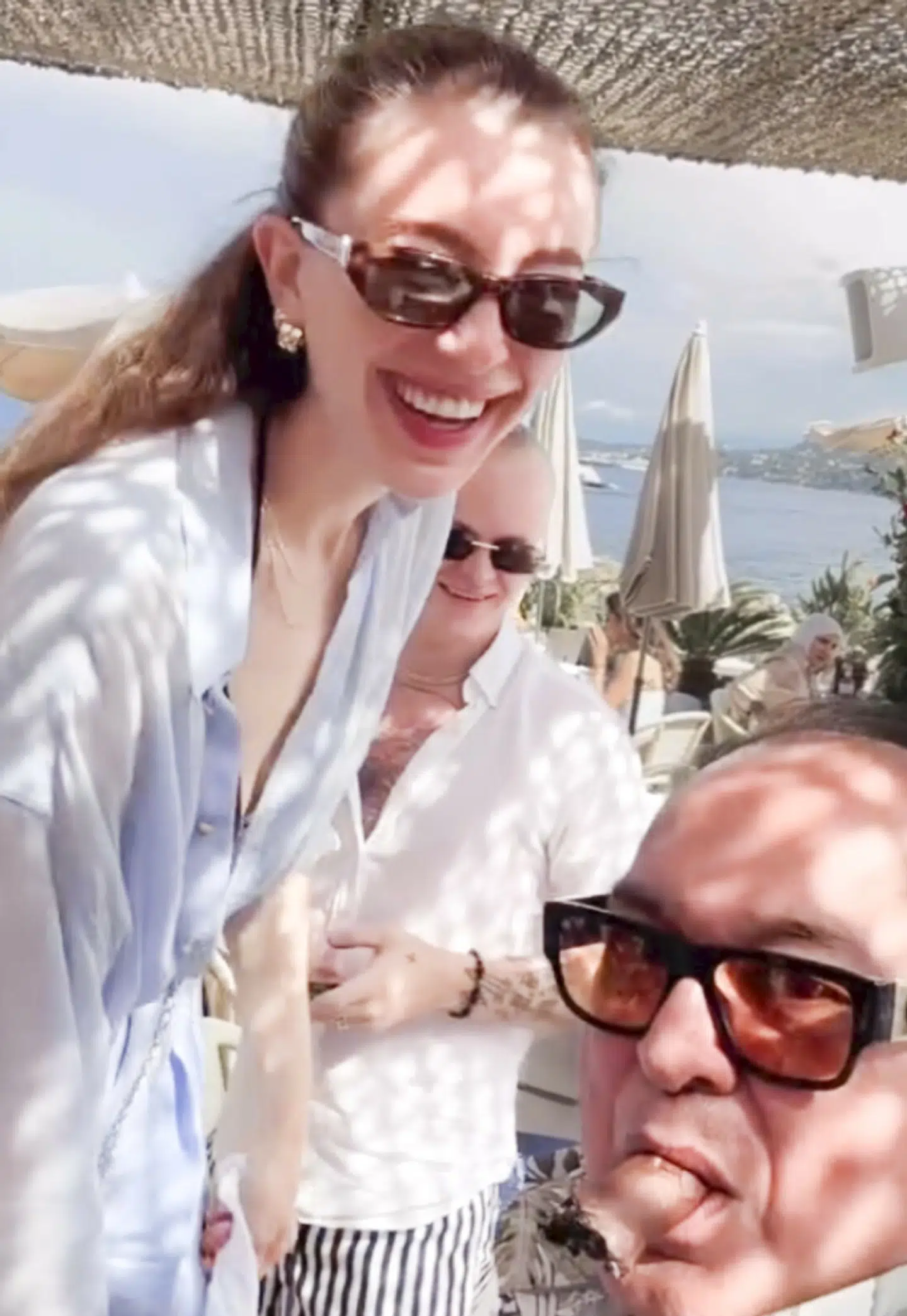 Andrea Shaw var med Marius Borg Høiby på hans omdiskuterede luksusferie i det sydfranske, hvor de festede sammen med forretningsmanden Rehan Syed på en privat strandklub, hvilket han delte billeder af på sine sociale medier. Foto: @princerehan27/Instagram/Se&Hør