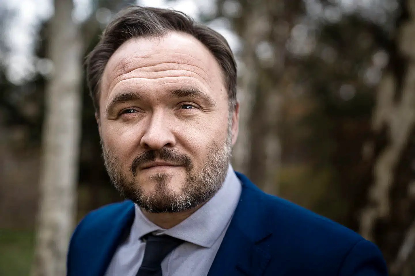 »Den her beslutning er så stor – både på klimafronten, men i særdeleshed også på den økonomiske side af sagen – at det vil være uansvarligt for både samfundsøkonomien og klimaet, hvis ikke vi belyser det her grundigt,« siger klima- og energiminister Dan Jørgensen (S) om baggrunden for at udsætte beslutningen om en ny oliejagt i Nordsøen.