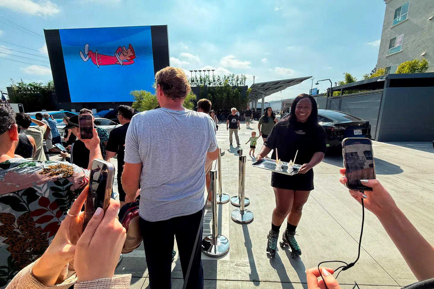Tjenere serverede på rulleskøjter, og det er meningen, at spisehuset også skal fungere som drive-in-biograf.