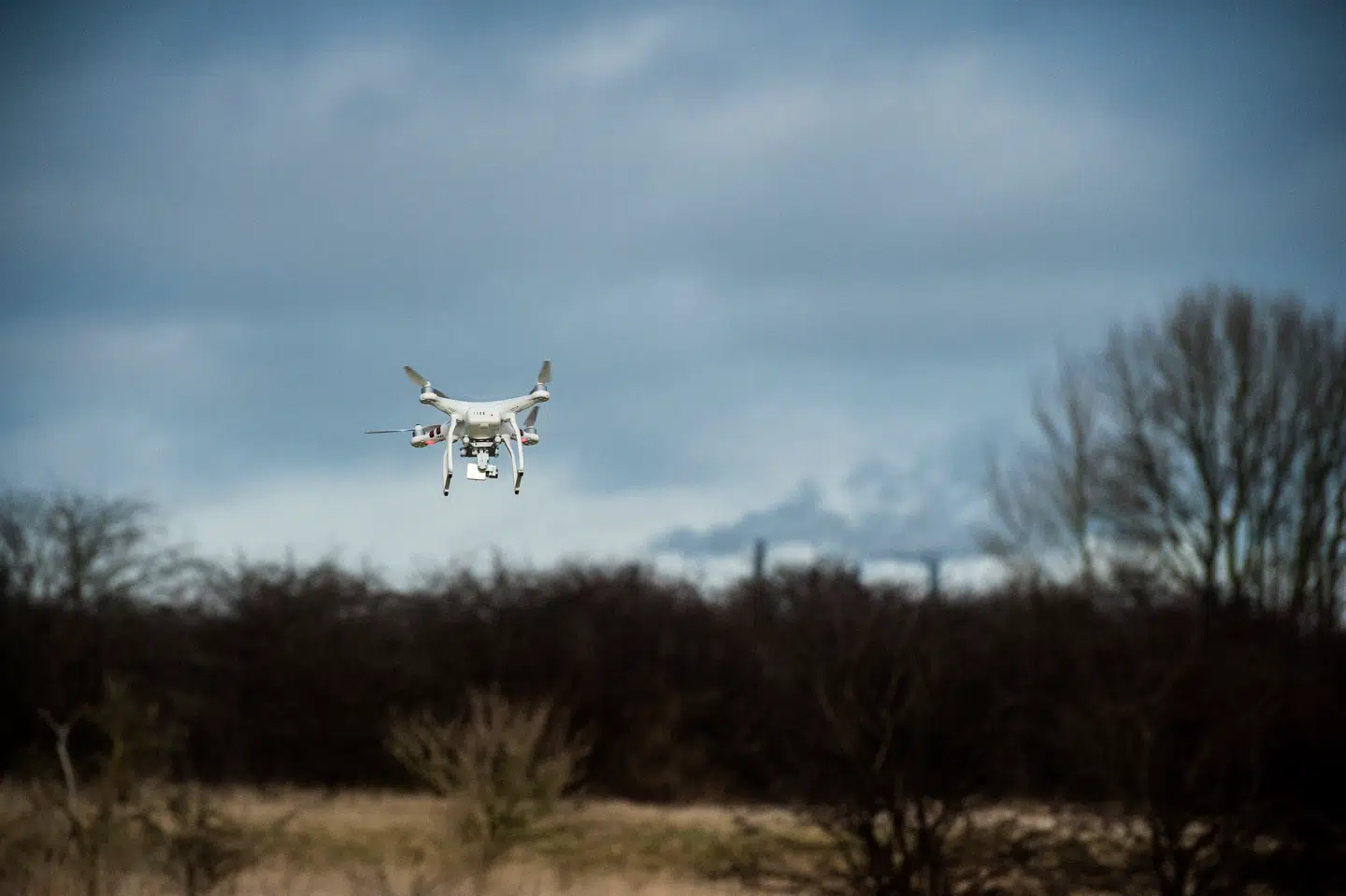 »Når en drone bevæger sig hen over et boligområde, ændres det rum, den bevæger sig i. Dens bevægelse er ikke blot fysisk, men bryder det sansede nærvær,« skriver Jannek K. Sommer og Gregers Andersen. Foto: Niels Ahlmann Olesen