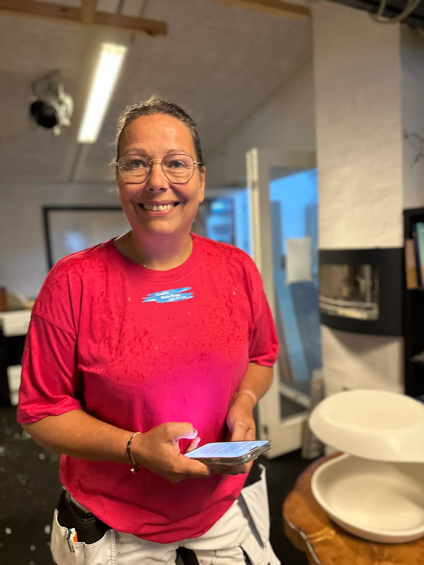 Den selvstændige Linda Weber Hansen er fanget i sin virksomhed, mens hun må kæmpe med de massive vandmængder. Foto: Privat