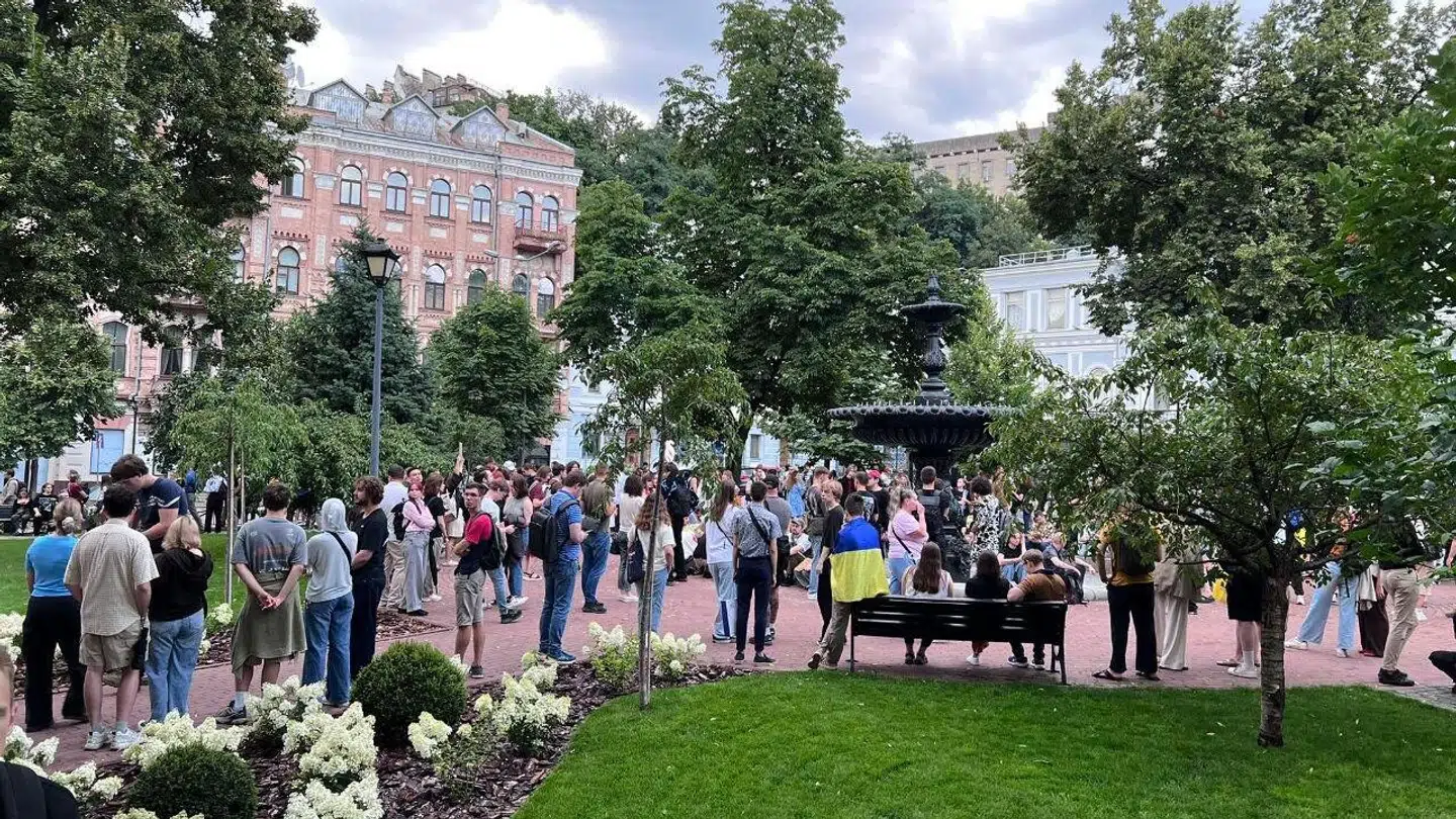 Her ses en folkemængde, der er samlet for senere at deltage i det, der kan vise sig at blive en stor demonstration.