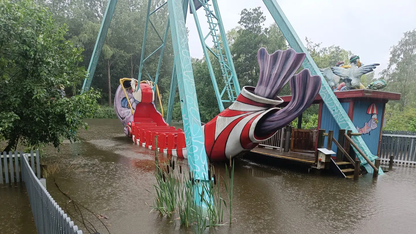 Forlystelsen Søløven stod delvist under vand onsdag. Nu er skulle problemet være løst.