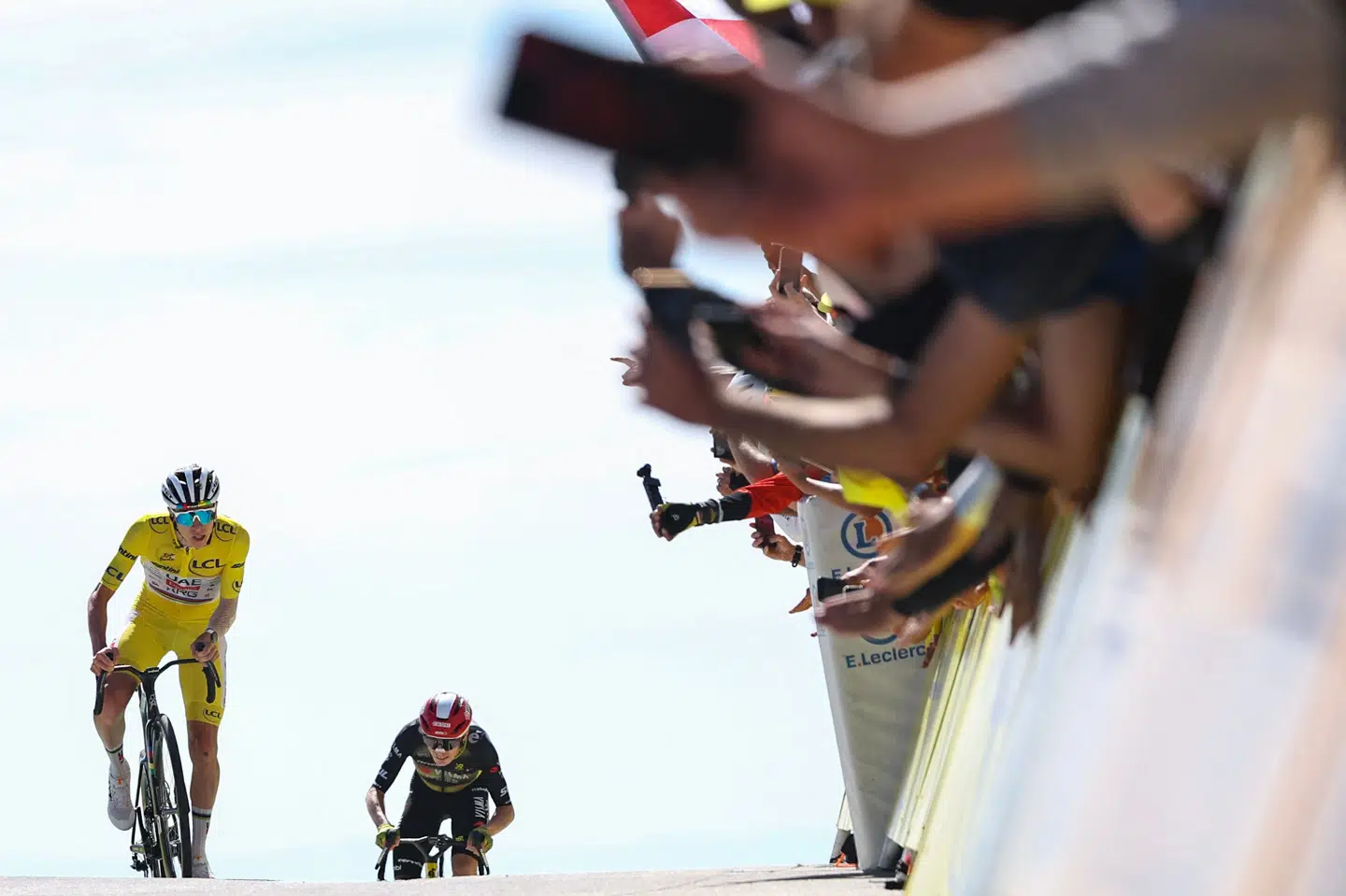 Tadej Pogacar stod imod Jonas Vingegaards angreb på Mont Ventoux og krydsede målstregen foran sin danske rival.