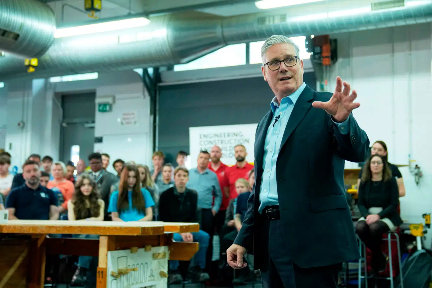 Storbritanniens premierminister, Keir Starmer, taler med studerende nær atomprojektet ved Suffolk-kysten i byen Ipswich i sidste måned. Nu er finansieringen på plads, så byggeriet for alvor kan gå i gang.