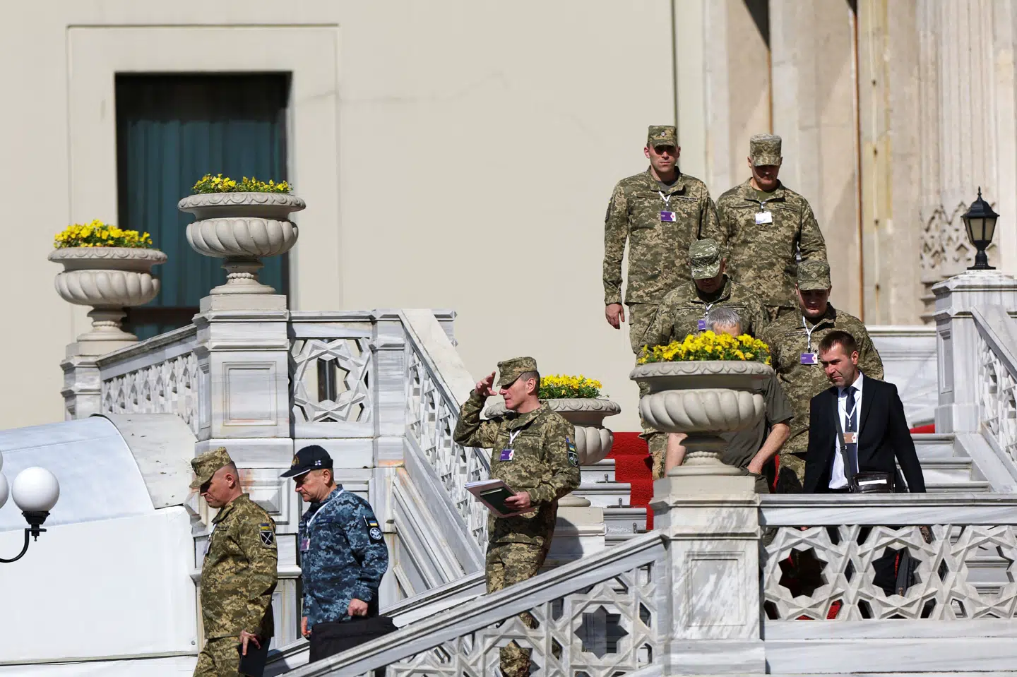 Medlemmer af en ukrainsk delegation kommer ud fra Ciragan Palads i Istanbul under fredsforhandlinger mellem Ukraine og Rusland i begyndelsen af juni. (Arkivfoto).