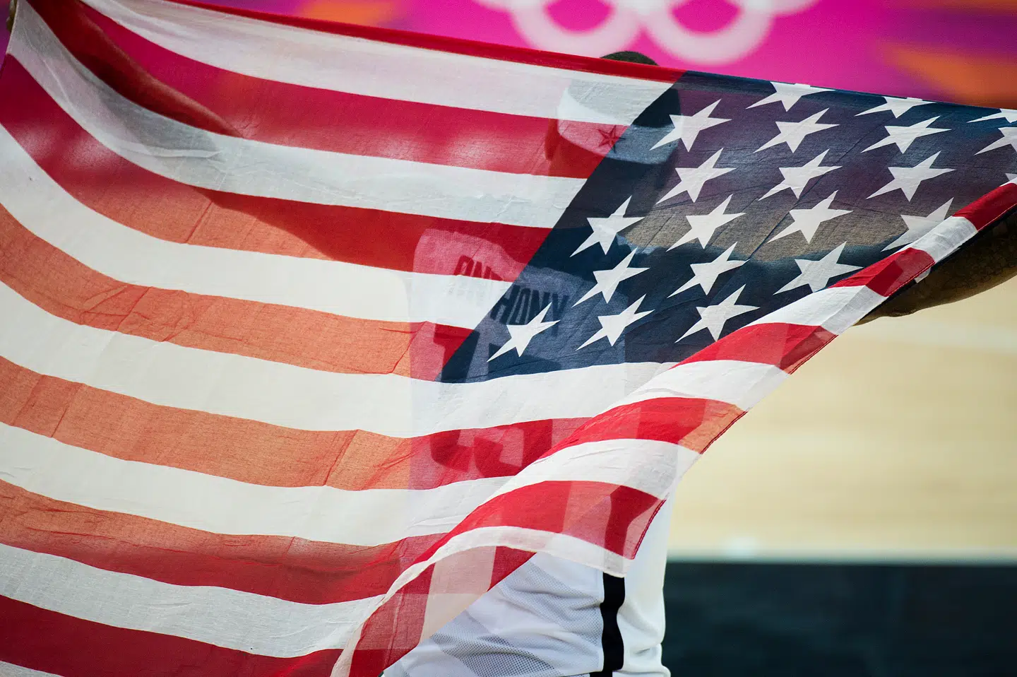 Den amerikanske olympiske og paralympiske komité fortæller forbundene, at de har »pligt til at overholde« Trumps bekendtgørelse.