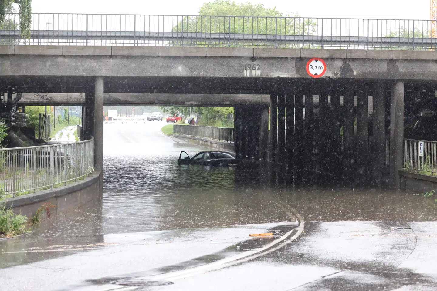 Regnen silede ned ved Nykøbing Falster tirsdag. Her blev en bil fanget i vandmasserne i en viadukt. (Arkivfoto).