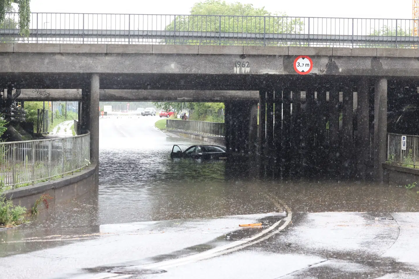 Regnen silede ned ved Nykøbing Falster tirsdag. Her blev en bil fanget i vandmasserne i en viadukt. (Arkivfoto).