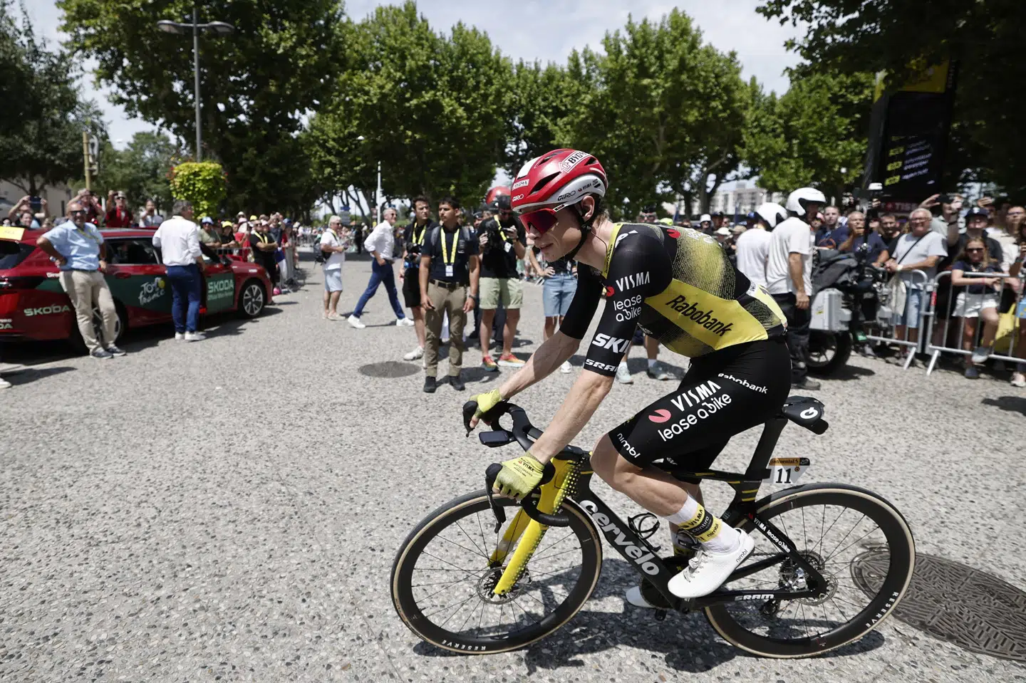 Jonas Vingegaard (Visma) ankommer til startområdet inden 17. etape.