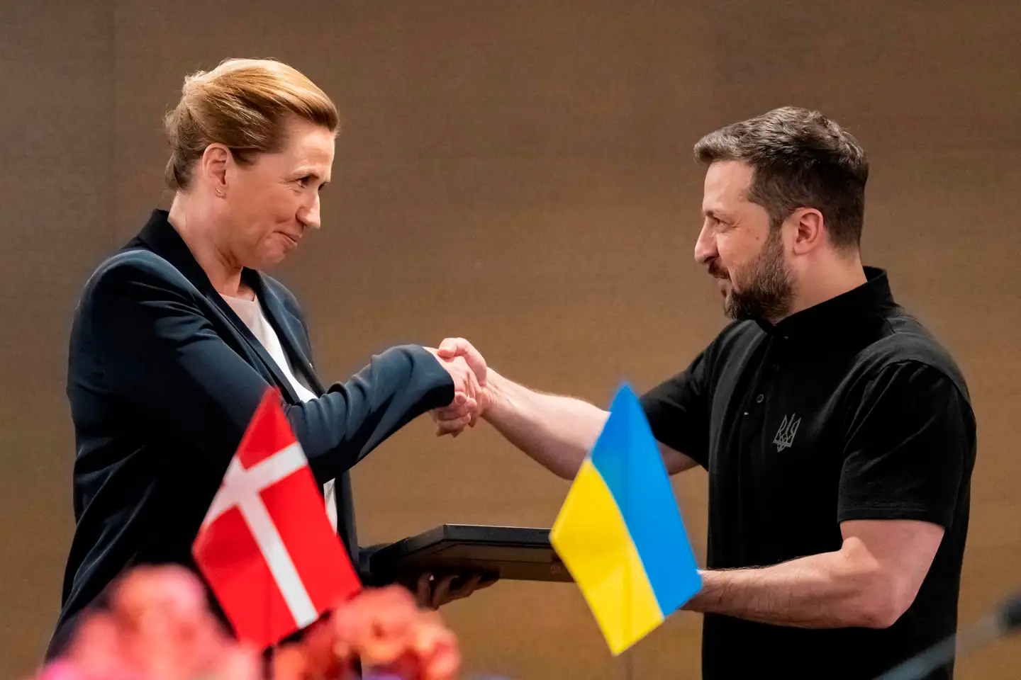 Den ukrainske præsident overrakte sidste år en ukrainsk frihedsmedalje til statsminister Mette Frederiksen. Nu beskyldes han for at indskrænke ytringsfriheden og påvirke kampen mod korruption.