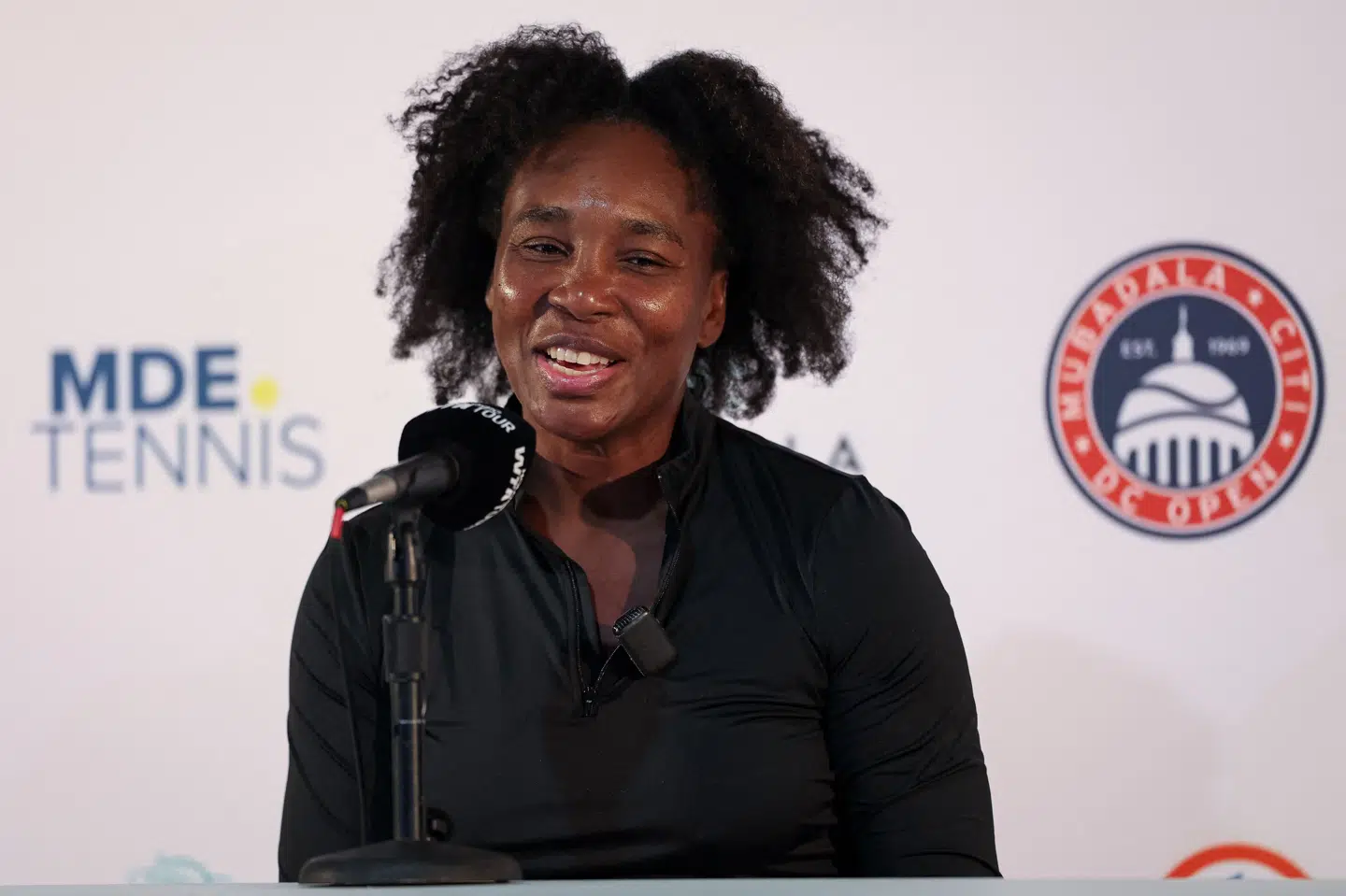 Venus Williams gjorde natten til onsdag dansk tid comeback på tennisbanen, hvor hun vandt sin første kamp i 16 måneder. Samtidig bekræftede hun, at hun skal giftes.