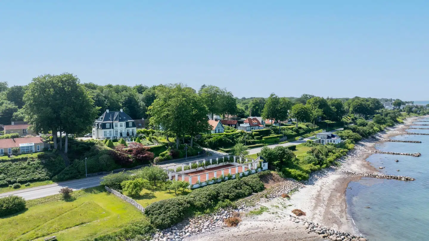 Villaen ligger ved Sjællands nordligste kyst.