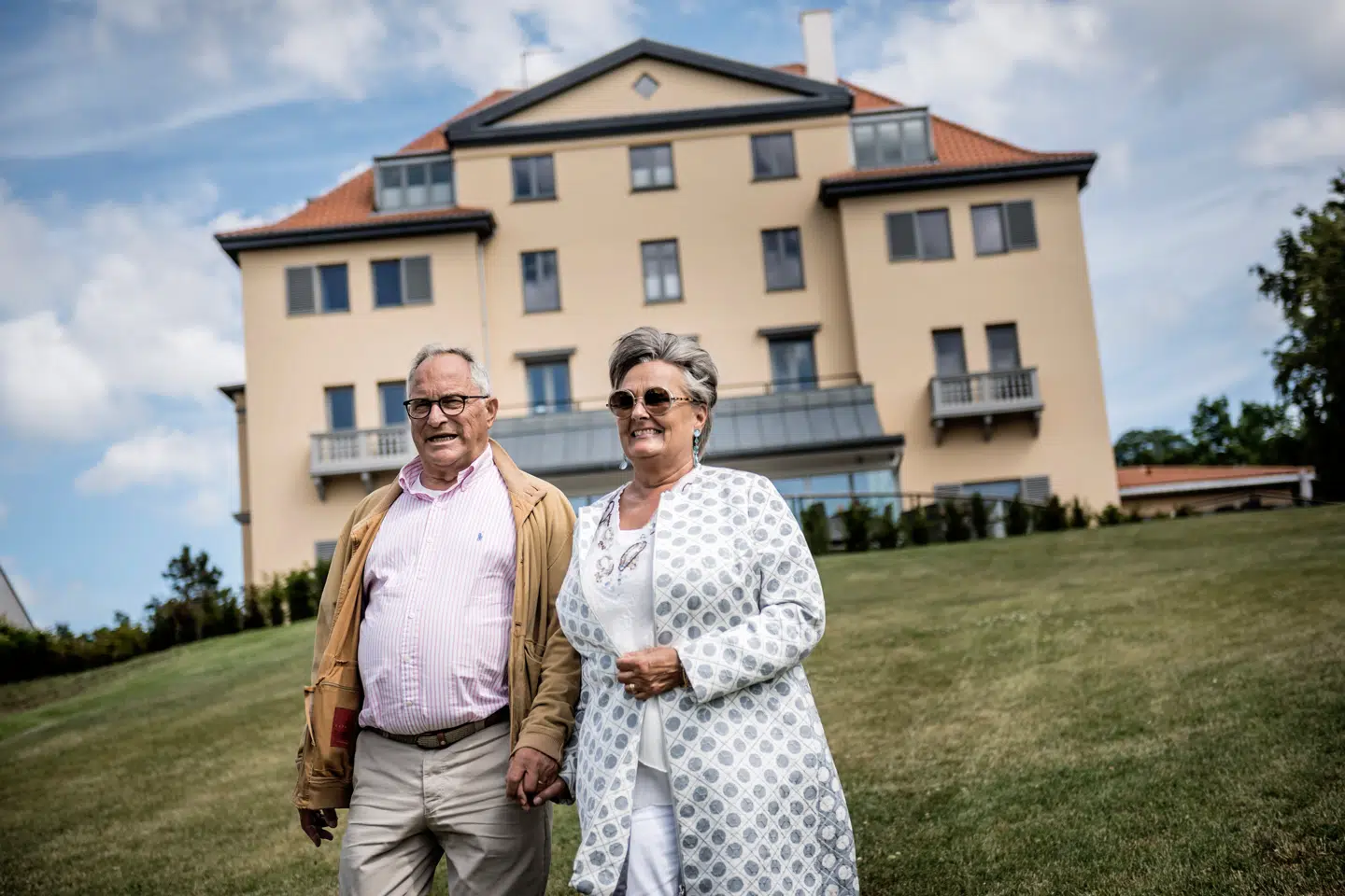 Henrik Frederiksen blev mangemillionær på salget af Matas i 2007. Han tjente i 2015 et trecifret millionbeløb på at sælge en stor andel af sin samling af sine veteranbiler. Her er han med sin hustru foran Hotel Bretagne i Hornbæk.