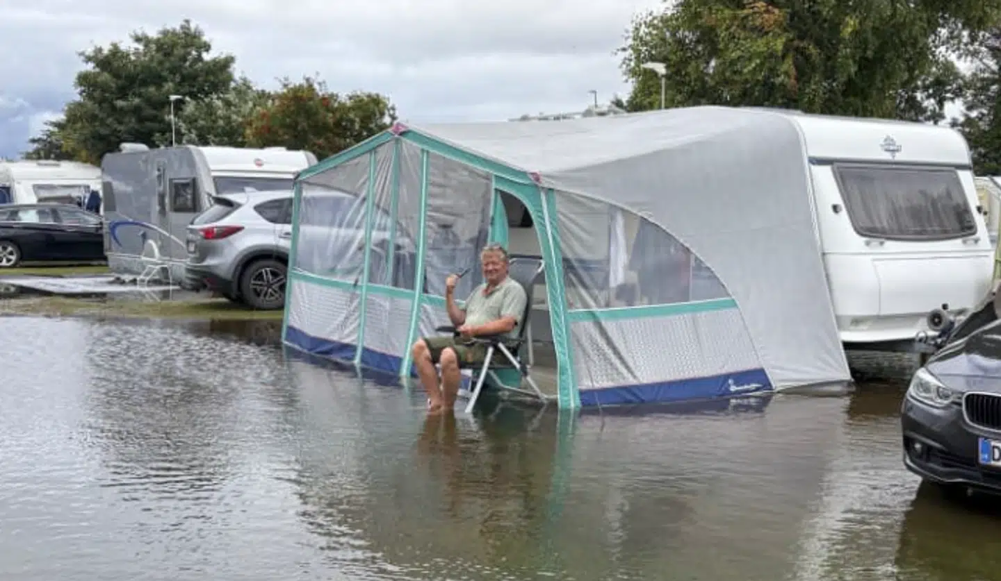 Her ser vi Finn Pedersen, der udnytter situationen til at soppe i den nye sø, der er opstået.
