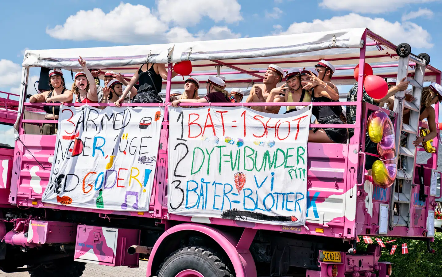 »Studentervognen er ikke bare en fest – den er en performance. Og det stiller nye krav. Ikke til indhold men til iscenesættelse,« skriver strategirådgiver Joachim Hoxha Nielsen i denne kronik.