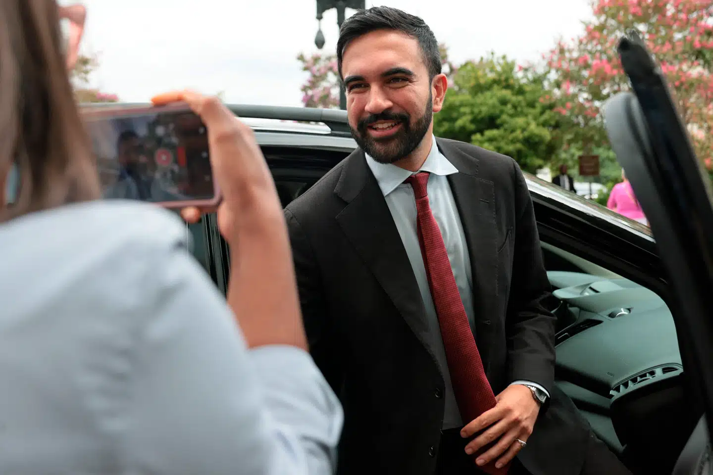 Zohran Mamdani har været meget klar i sin kritik af Israel, som han anklager for folkemord. Derudover har han bekræftet, at Netanyahu efter hans mening bør anholdes, hvis han på et tidspunkt kommer til New York.