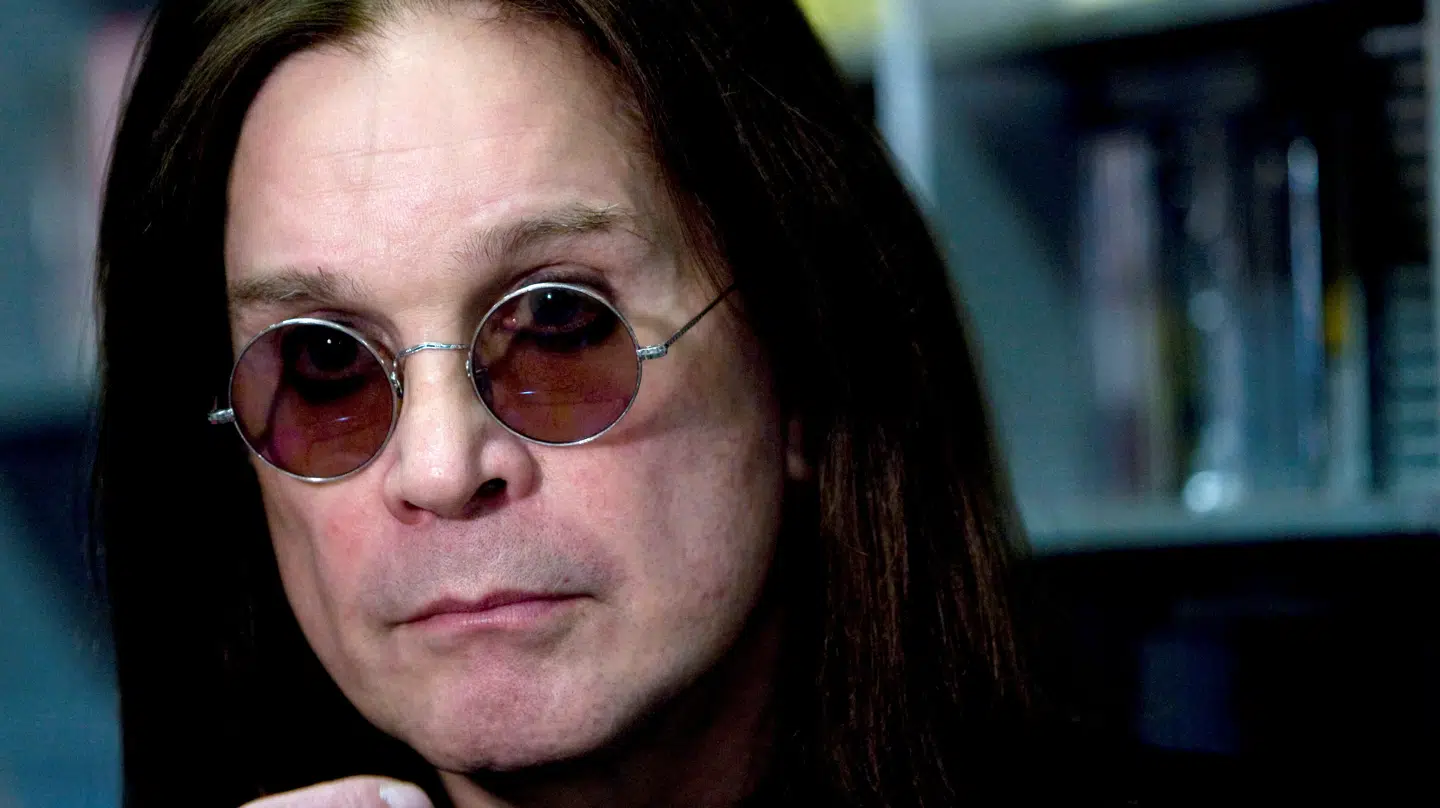 Redningspersonale ankom med helikopter til rockstjernens residens tirsdag morgen.