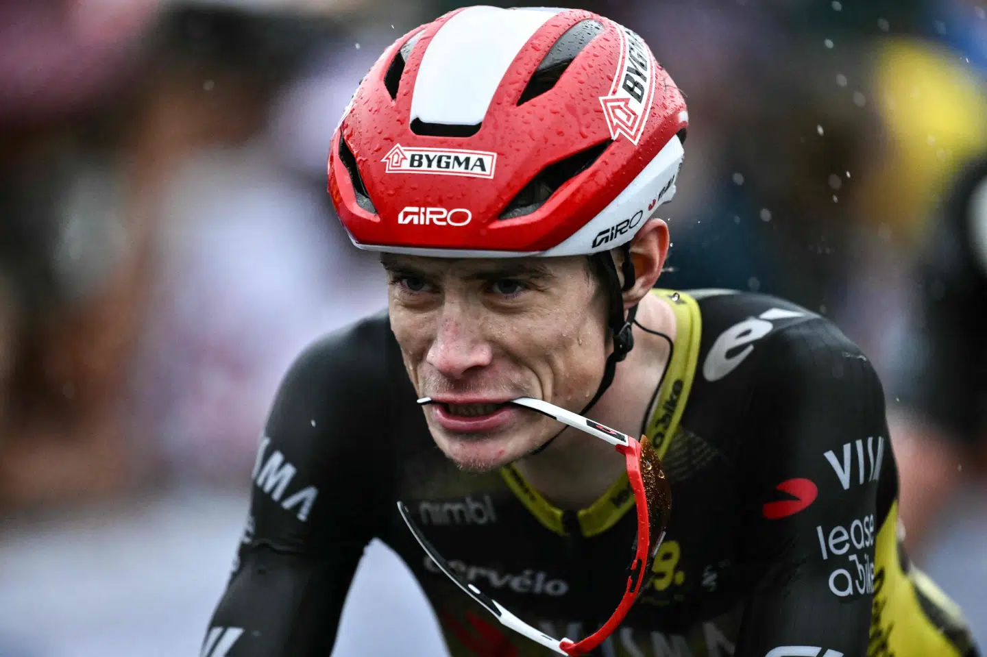 Jonas Vingegaard trillede i mål sammen med de øvrige favoritter på onsdagens etape, der endte i kaos og massestyrt på den sidste kilometer.