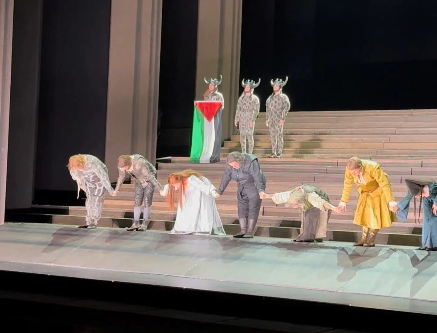 Mens de andre dansere og skuespillere bukkede, stod Perry stille med det palæstinensiske flag.