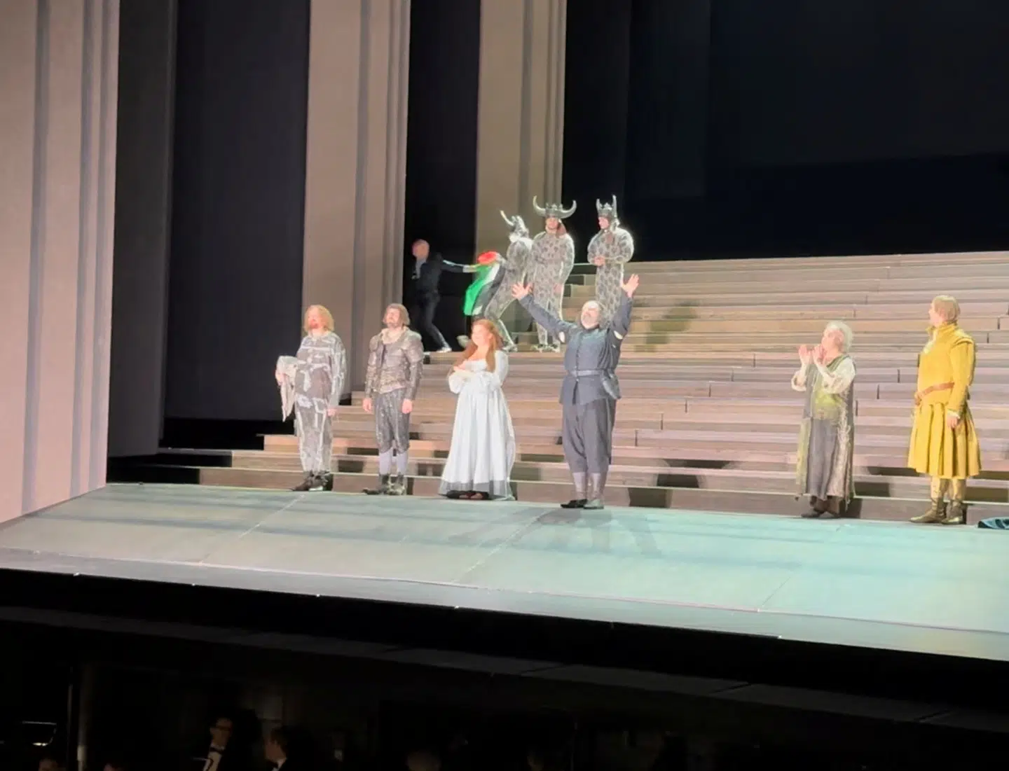 Der går rygter om, at det er operahusets direktør, der uden held forsøger at fravriste Perry det palæstinensiske flag, men det er ikke blevet hverken be- eller afkræftet.