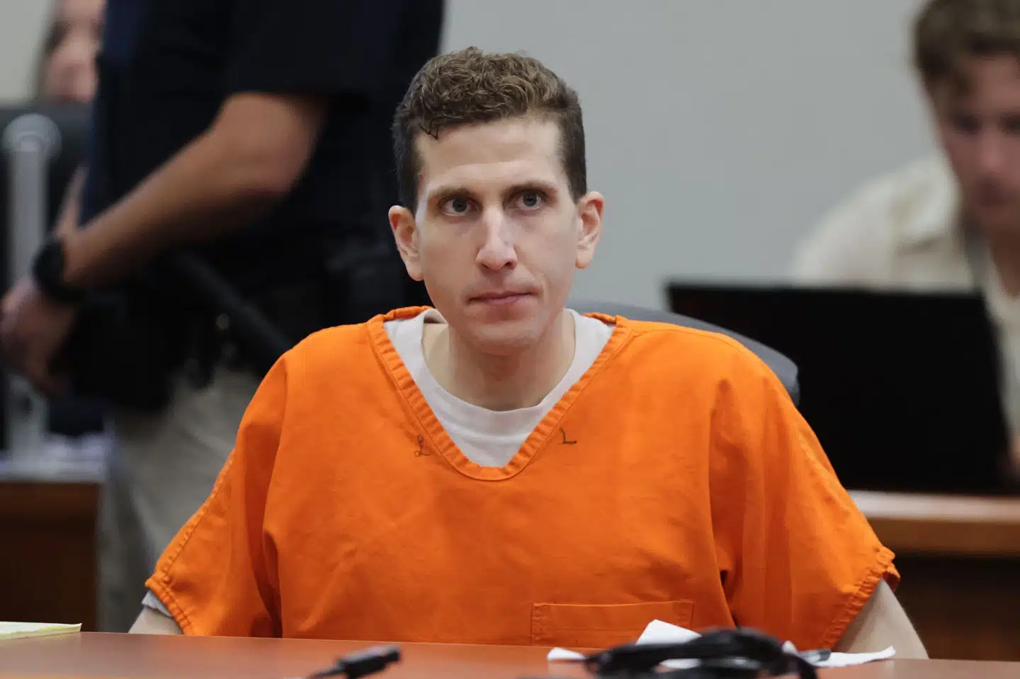 30-årige Bryan Kohberger forholdt sig fuldstændig udtryksløs, da han under et retsmøde onsdag blev idømt fire gange livstid for drabene på fire universitetsstuderende.