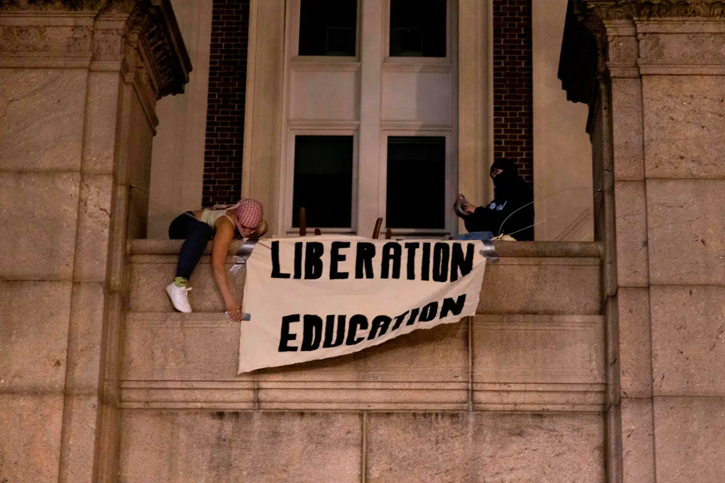 Columbia University kommer nu Donald Trump i møde i en opsigtsvækkende sag. Det koster 80 personer studiegangen samt et milliardbeløb.