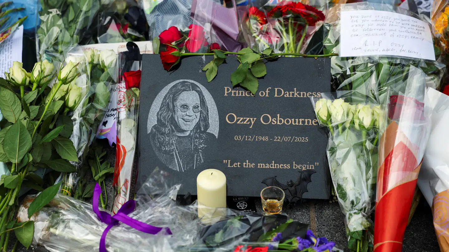 Navigation Street i Birmingham er fyldt med blomster, lys og billeder til minde for rocklegenden.