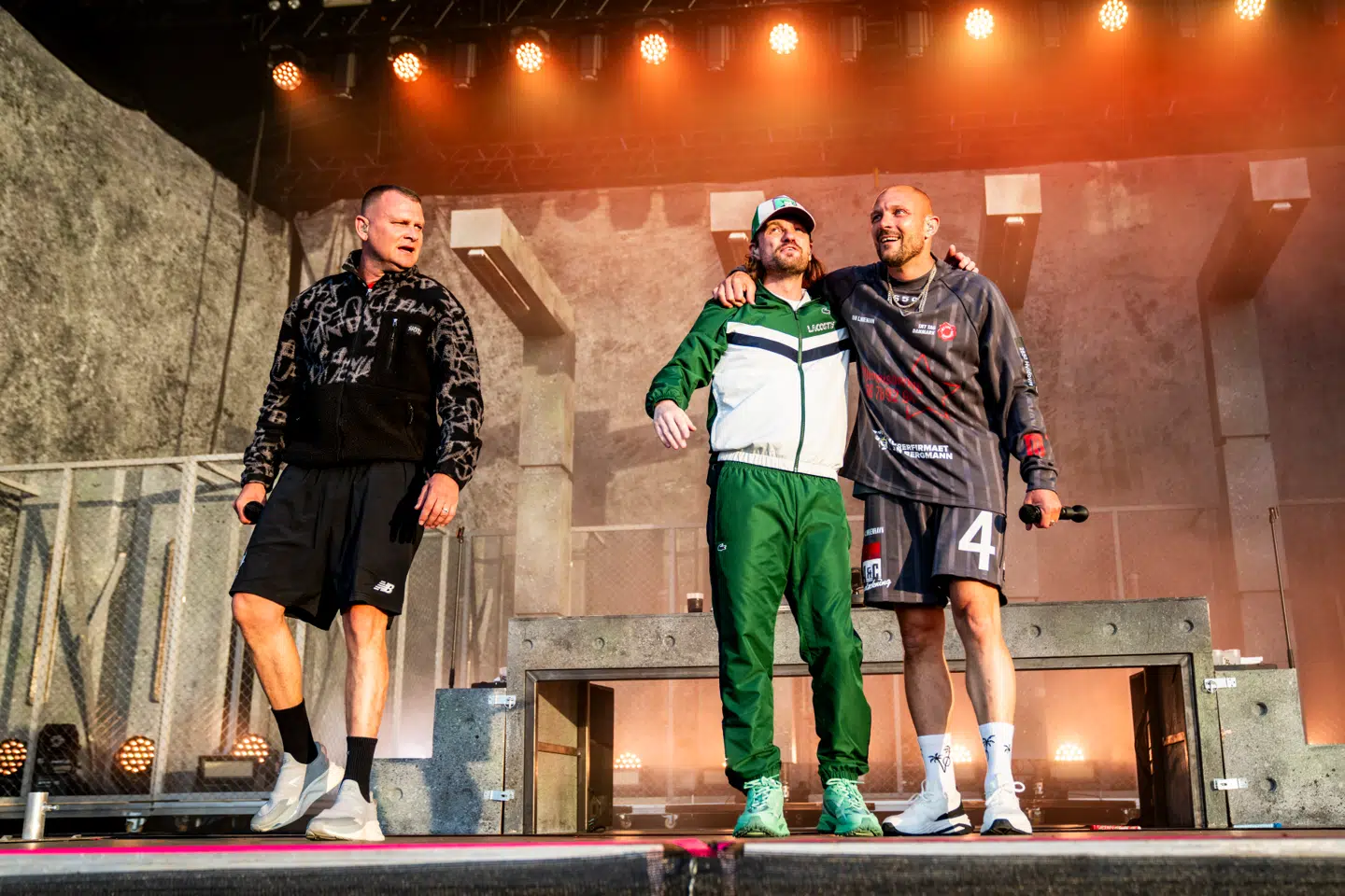 Rapgruppen Suspekt turnerer for tiden med Grøn Koncert, der startede i Tårnby 17. juli 2025. Men engang skulle de altså have haft Jonathan Harboe med på Roskilde Festival, hvor de tog faretruende mange stoffer sammen.