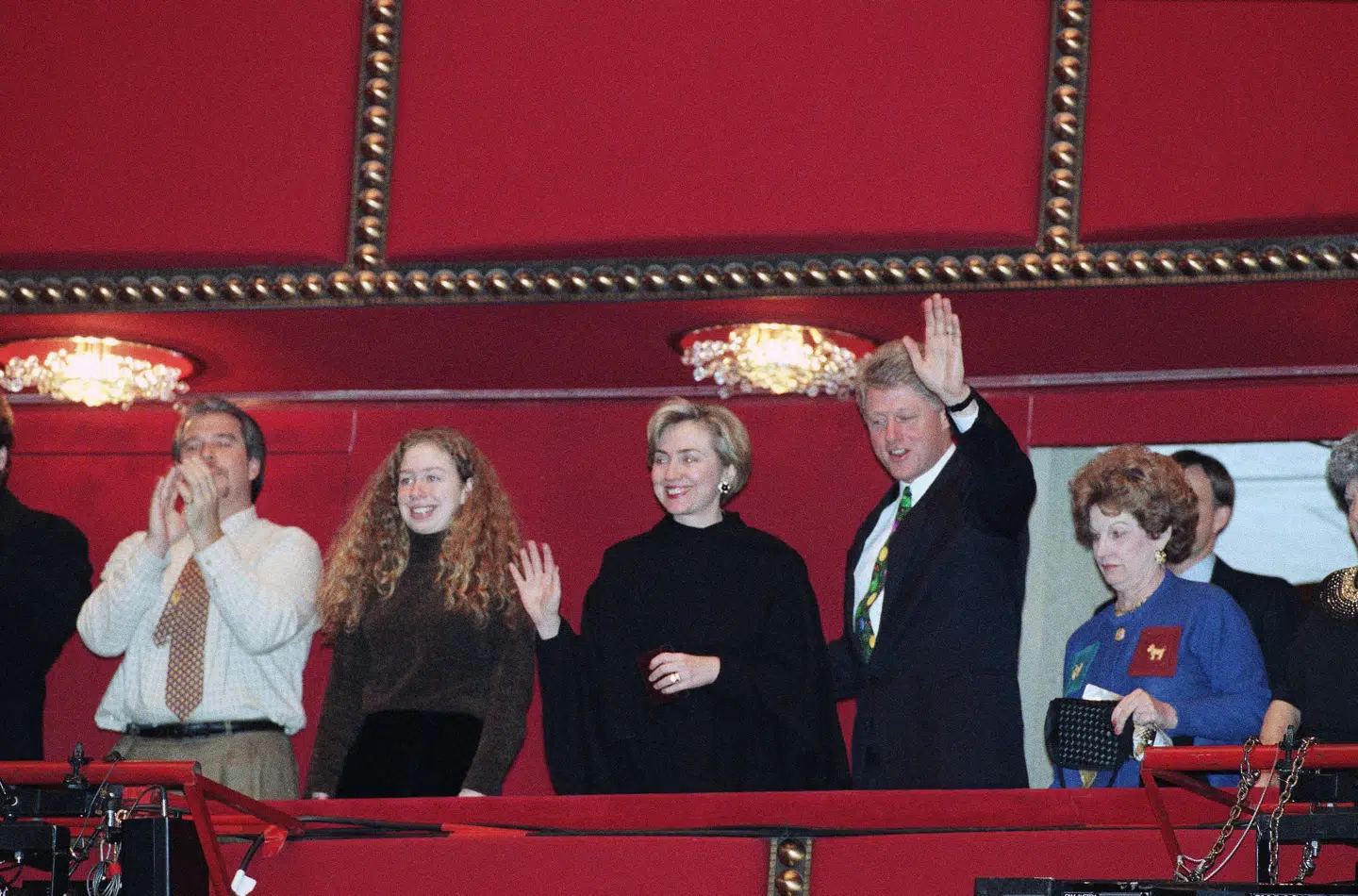 Her ses daværende præsident Bill Clinton og hans hustru, Hillary Clinton, i Kennedy Centeret i 1993.