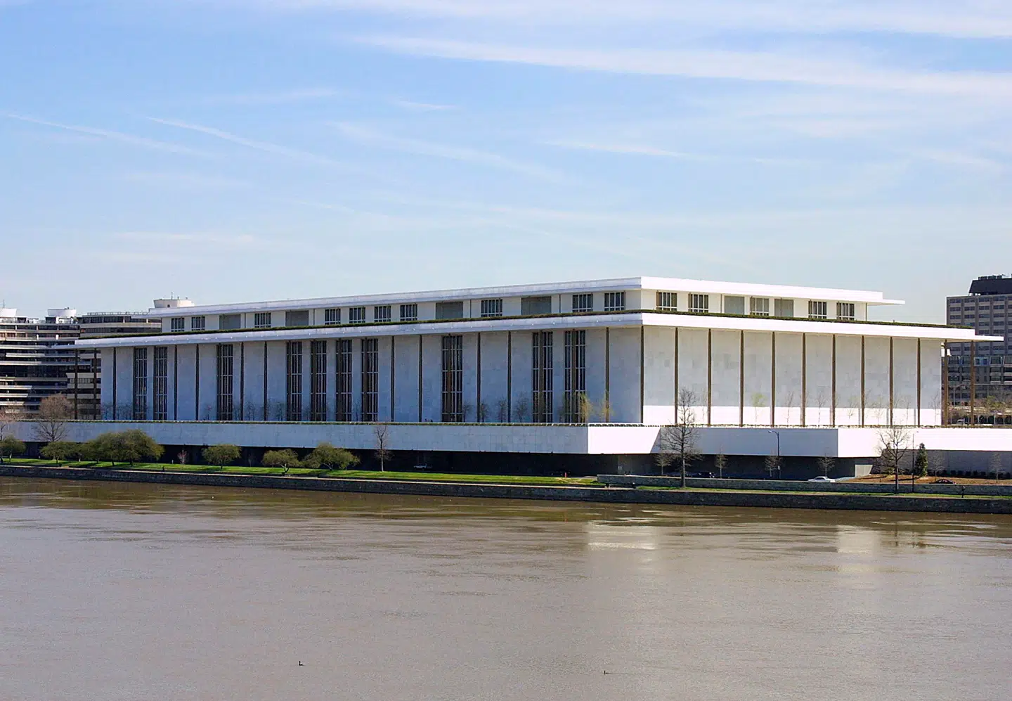 John F. Kennedy Center for the Performing Arts ligger i Washington, D. C. ved Potomacfloden.