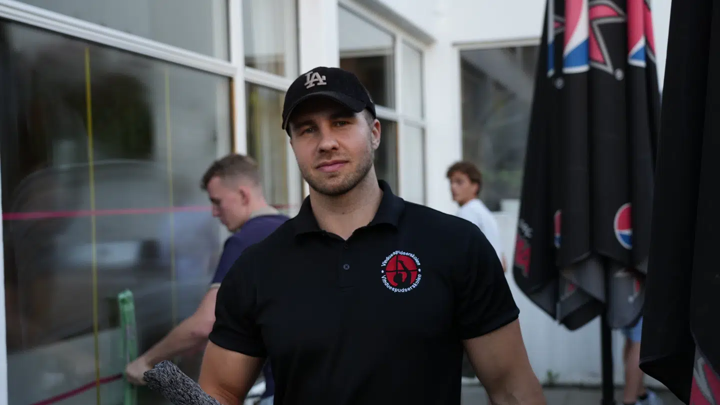 Akkordarbejde lærte mig, at der er en direkte forbindelse mellem indsats og indtjening – og det er netop den tankegang, jeg mener, erhvervsuddannelser bør bygge videre på, skriver Asger Lindholm Kragh Jensen, som er direktør for Vinduespudserskolen. Foto: Asger Lindholm Krag