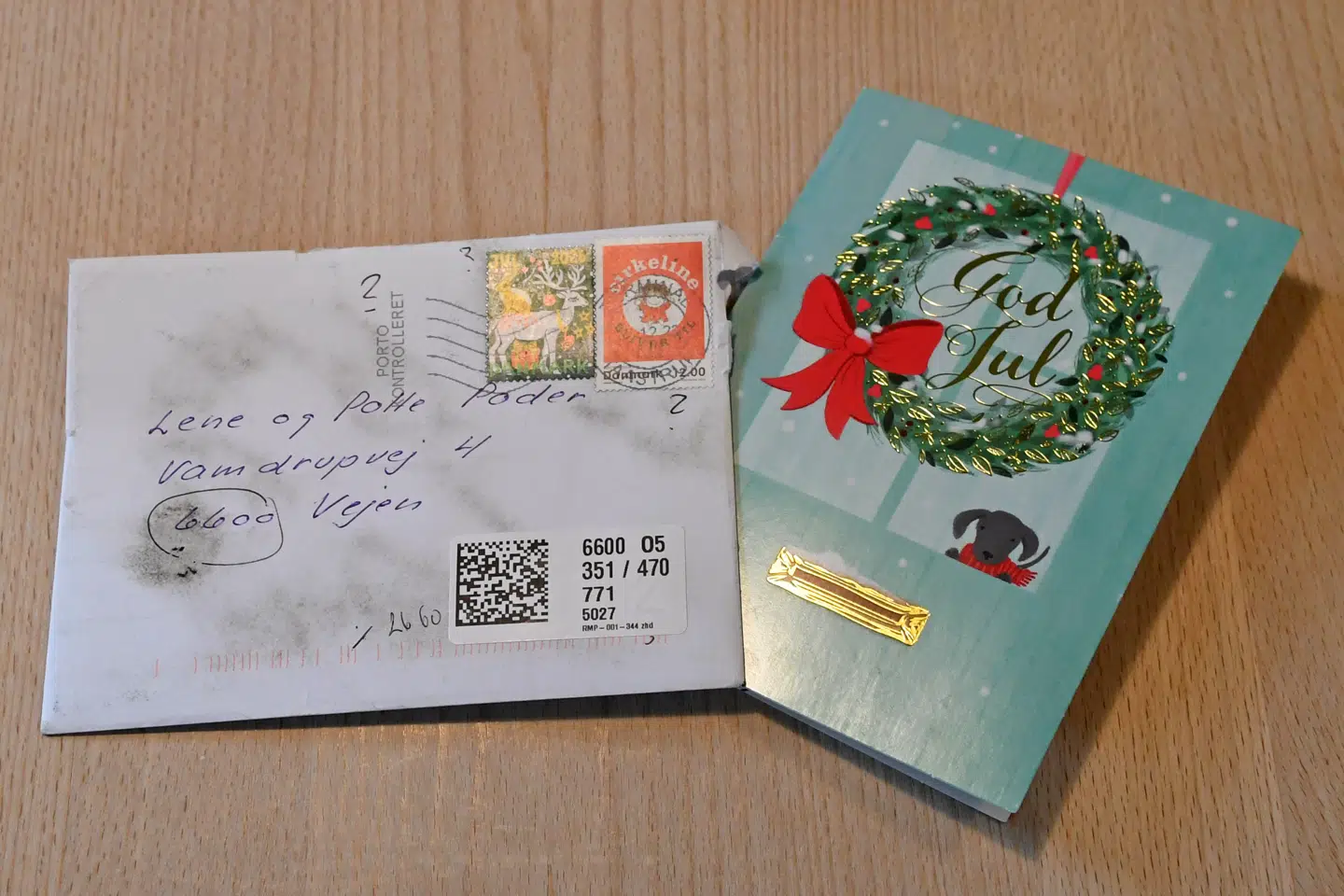 Halvandet år for sent fik Lene og Poul Erik fra Vejen pludselig et julekort med posten. Men ikke bare det: Der fulgte også en strafporto med, fordi PostNord har forhøjet deres priser siden dengang, brevet skulle have været fremme. Foto: Leif Christensen / LLN Press