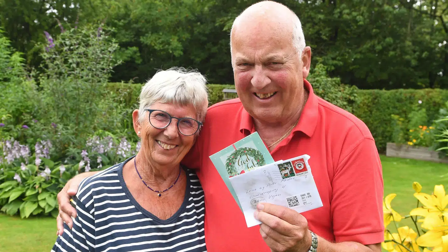 Halvandet år for sent fik Lene og Poul Erik fra Vejen pludselig et julekort med posten. Men ikke bare det: Der fulgte også en strafporto med, fordi PostNord har forhøjet deres priser siden dengang, brevet skulle have været fremme. Foto: Leif Christensen / LLN Press